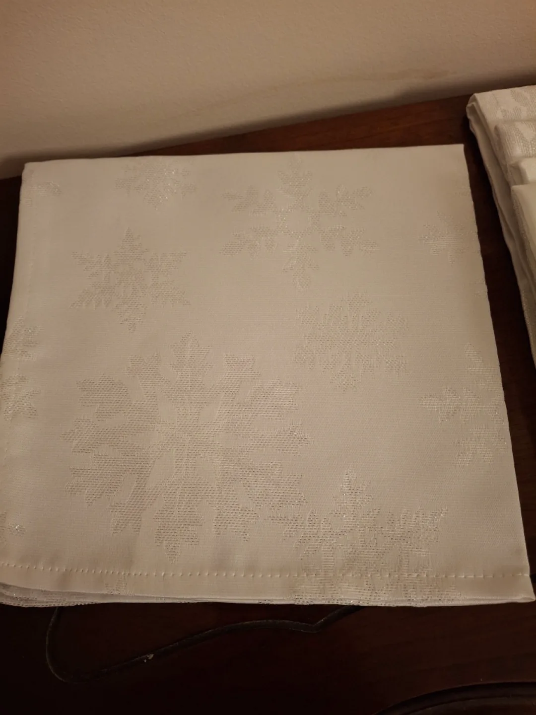 Set of 6 snowflake design dinner napkins image indicator(3)