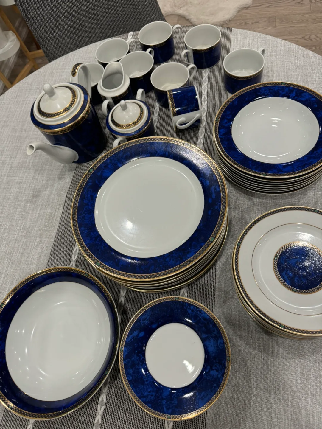 Blue and Gold Dinnerware and Tea Set image indicator(7)