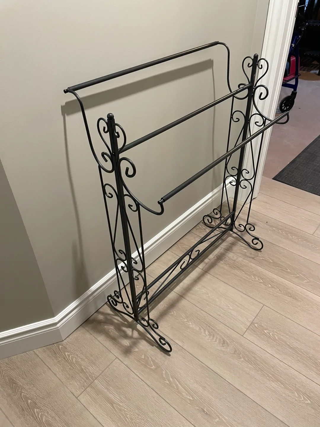 Black Metal Towel Rack image indicator(2)