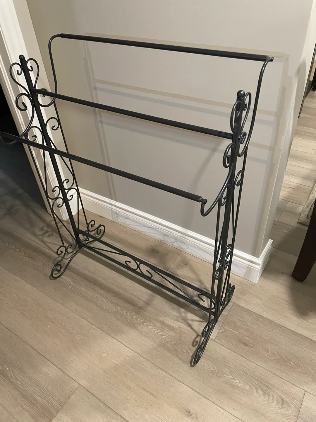 Black Metal Towel Rack thumbnail