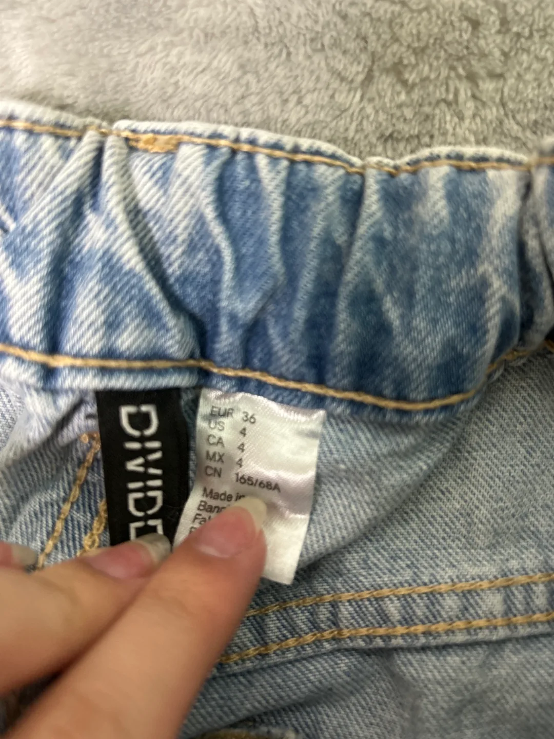 h&m ripped jeans image indicator(3)