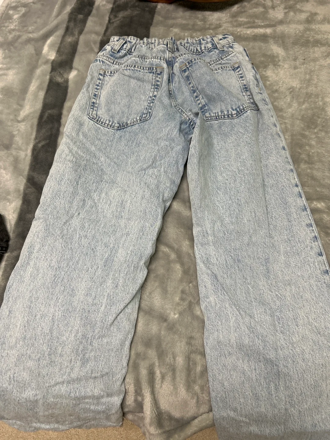 h&m ripped jeans image indicator(4)