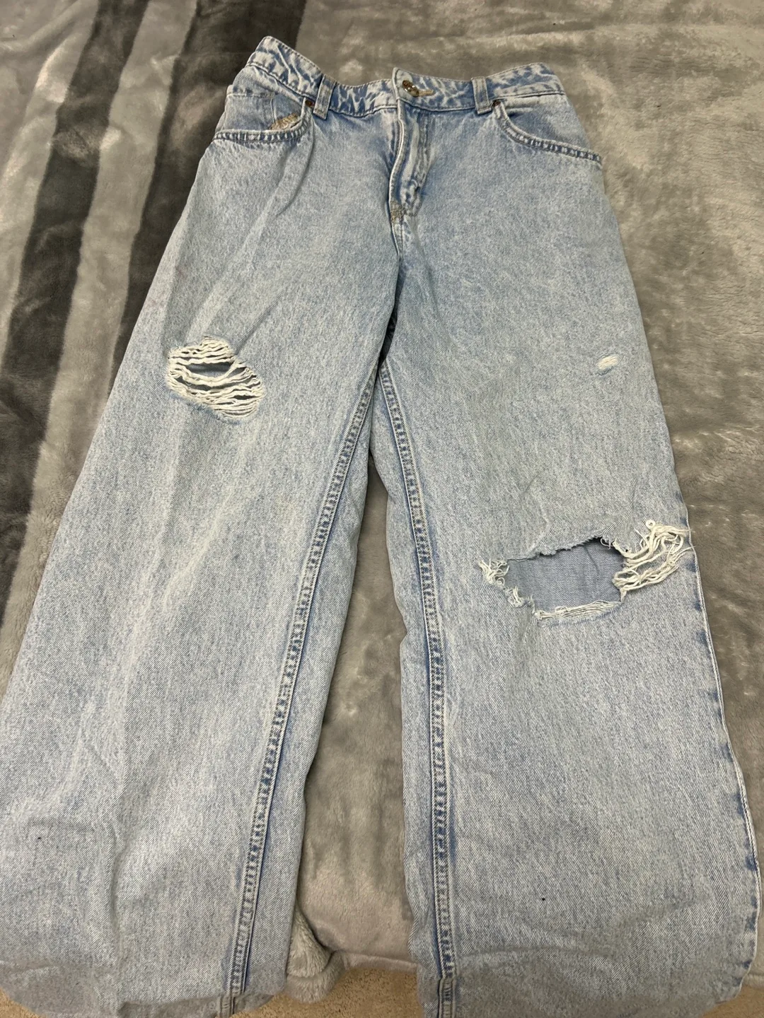 h&m ripped jeans image indicator(2)