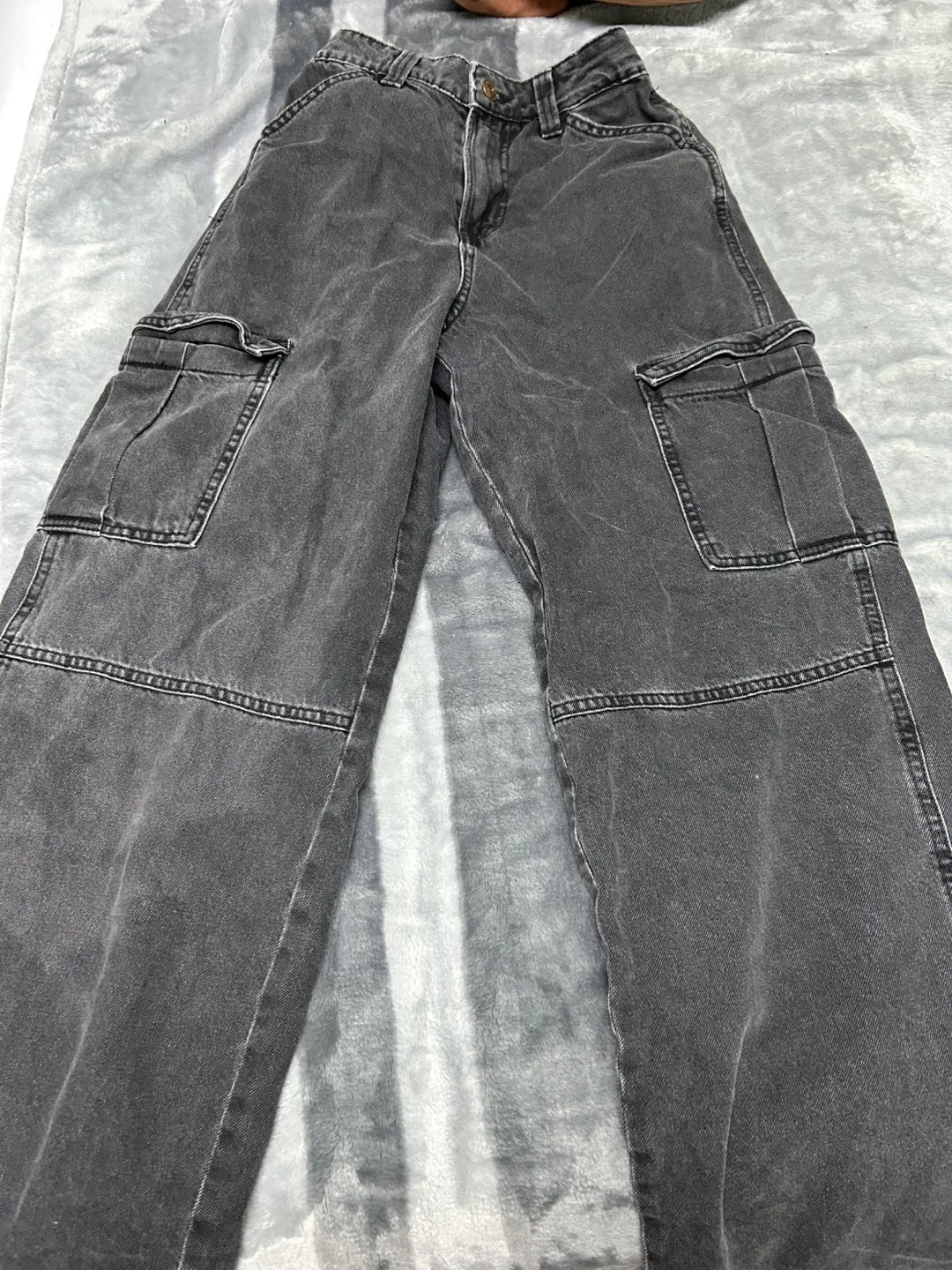 h&m cargo jeans image indicator(2)
