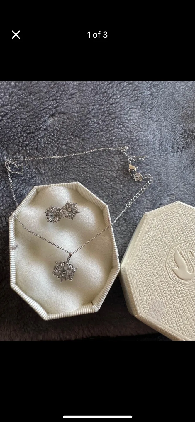 Swarovski Snowflake Necklace and Earrings Set image indicator(2)