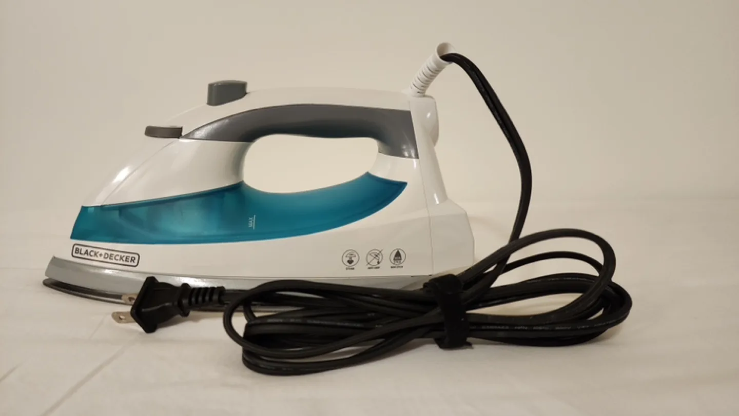 Black + Decker Iron thumbnail