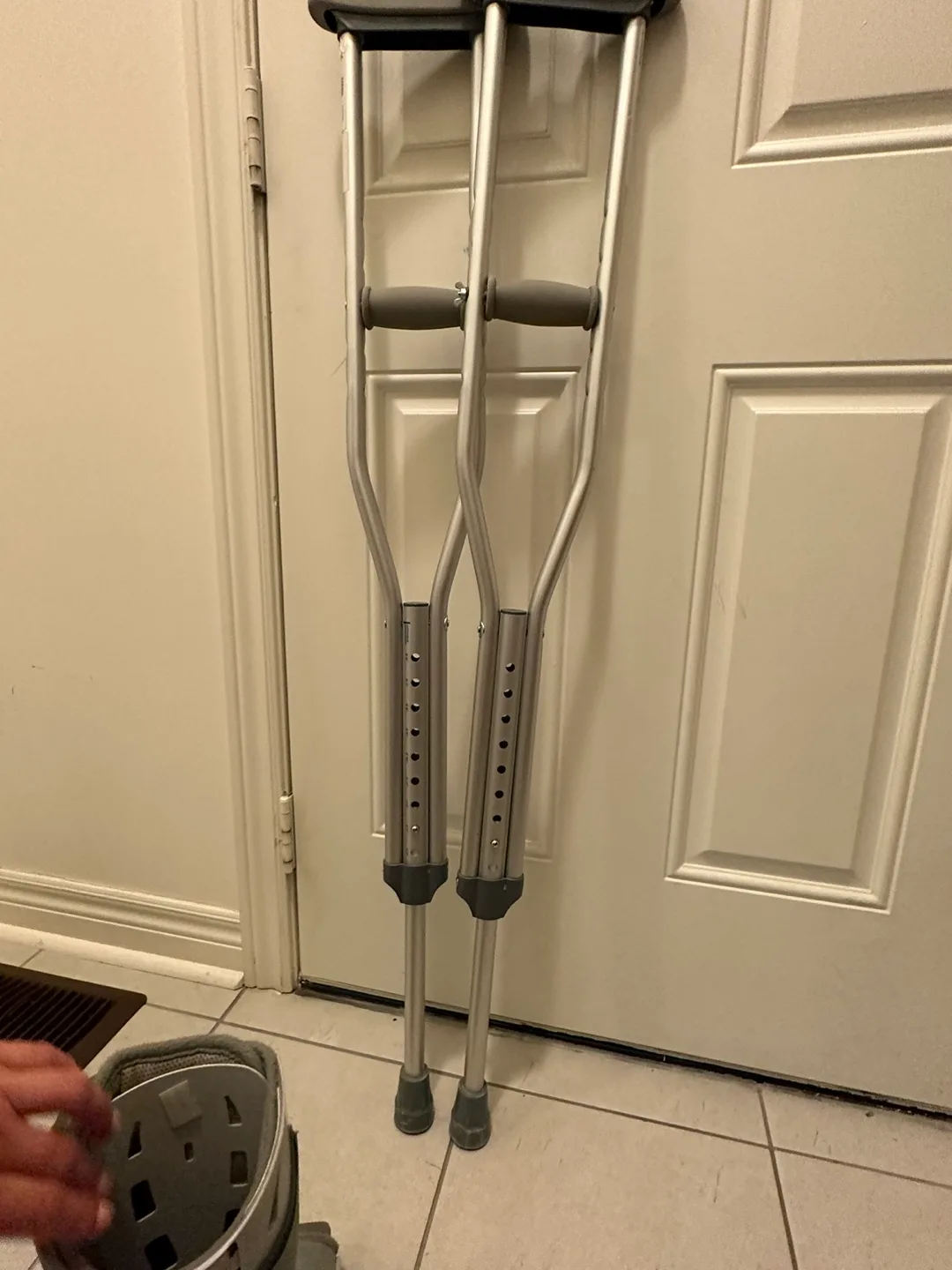 Aircast Walking Boot with Crutches image indicator(2)