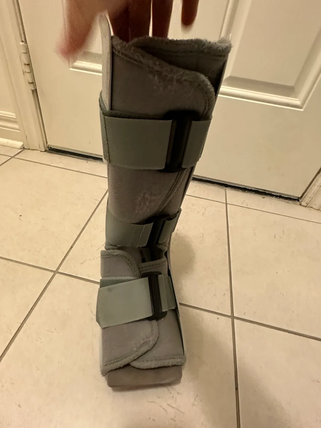 Aircast Walking Boot with Crutches image indicator(5)