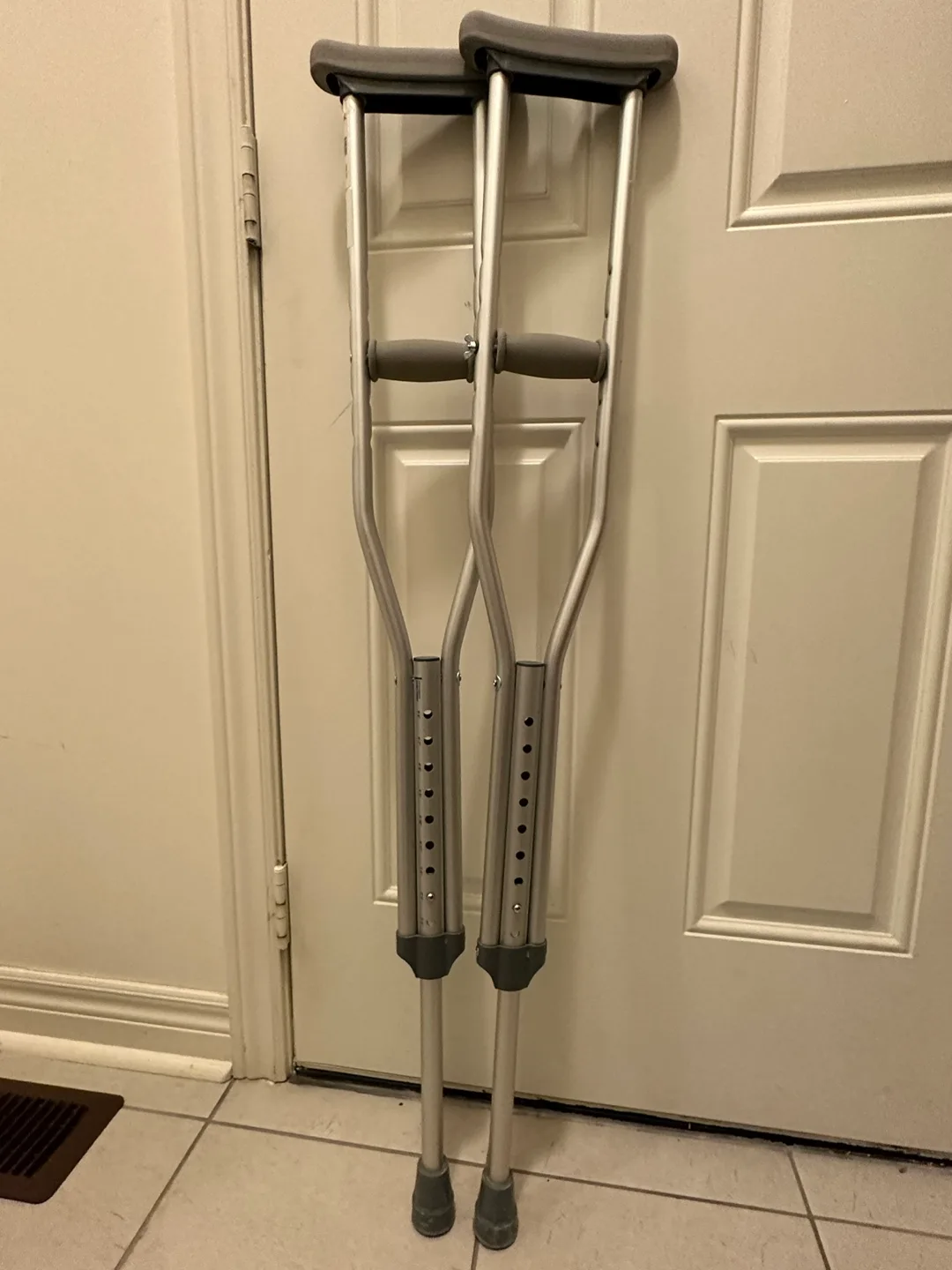 Aircast Walking Boot with Crutches image indicator(3)