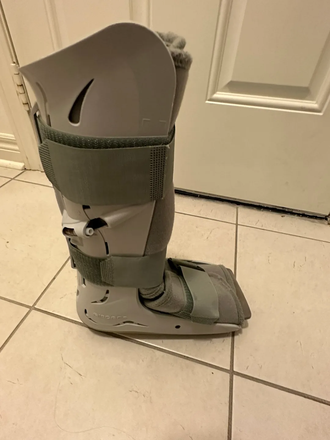 Aircast Walking Boot with Crutches image indicator(4)