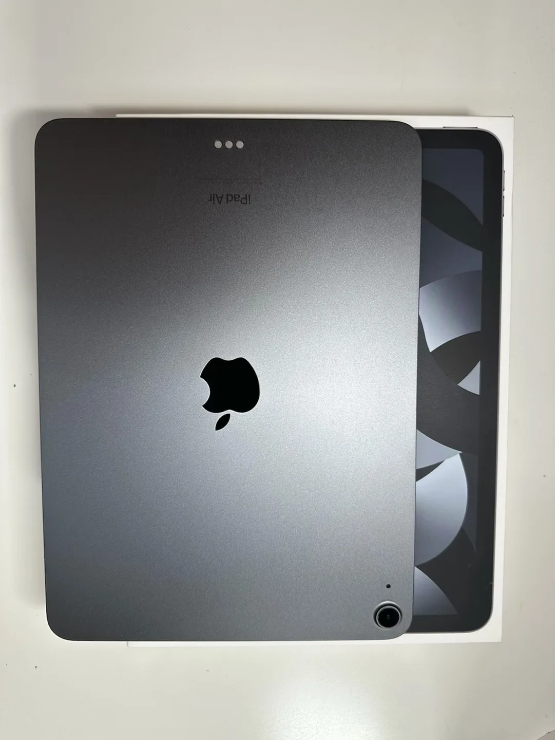 iPad Air (5th Generation) 256GB - Space Grey image indicator(2)