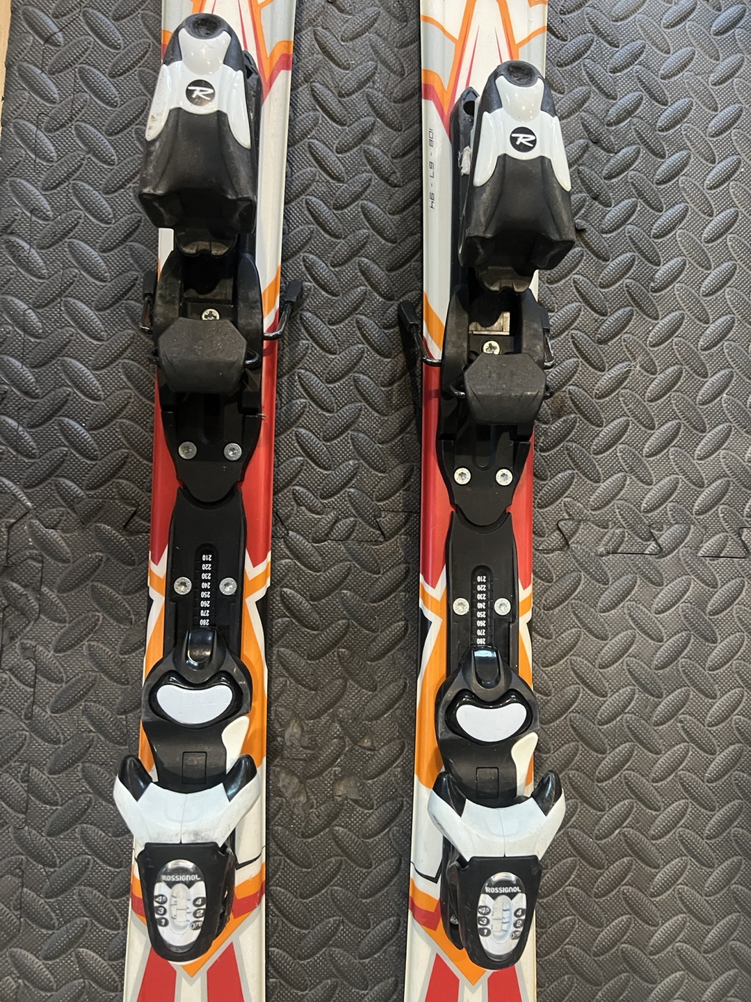 Rossignol Pursuit Jr Skis 120cm and poles 90 - photo 2