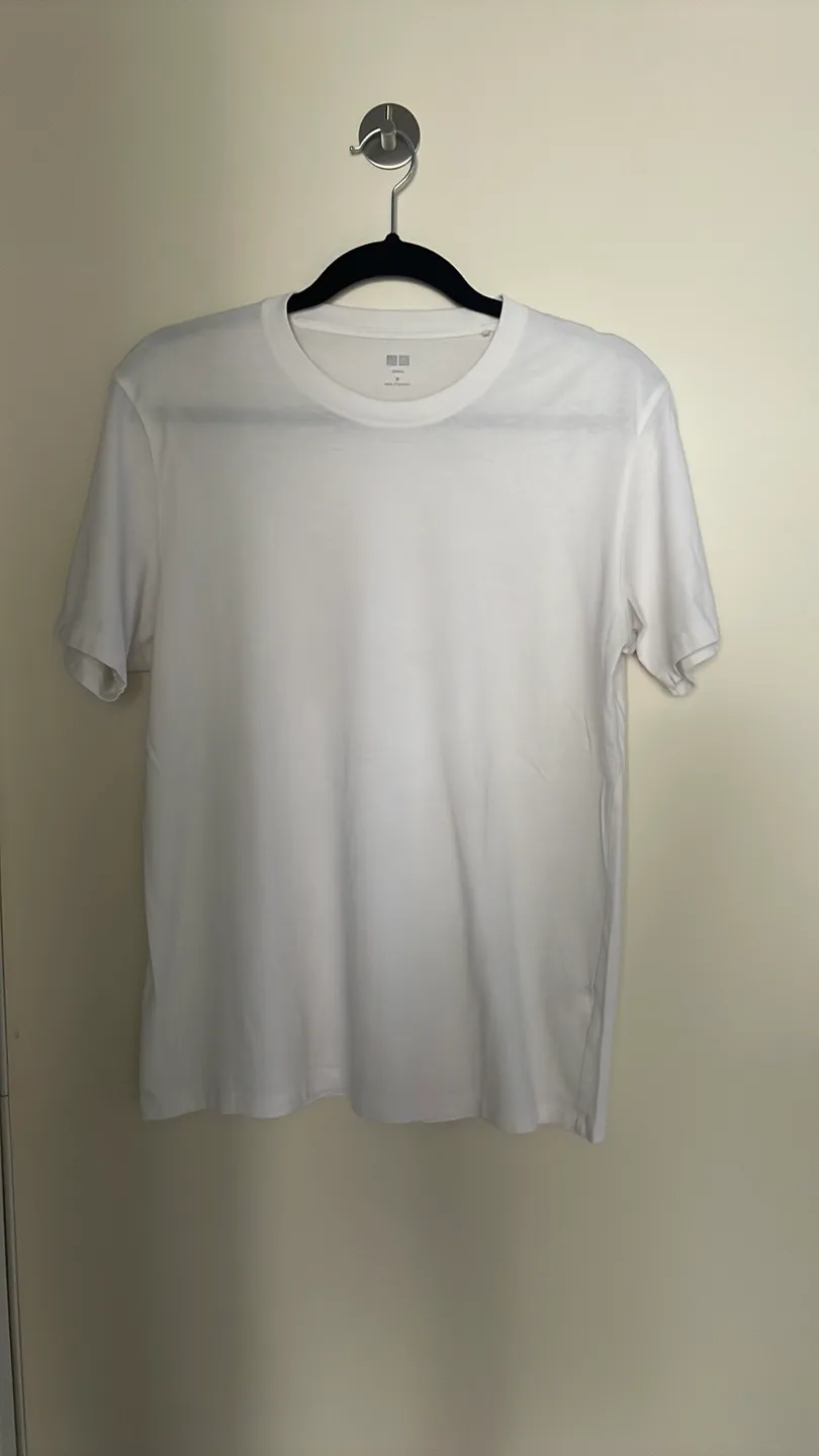 Uniqlo Men’s T-Shirt (Medium) Almost new!! image indicator(4)