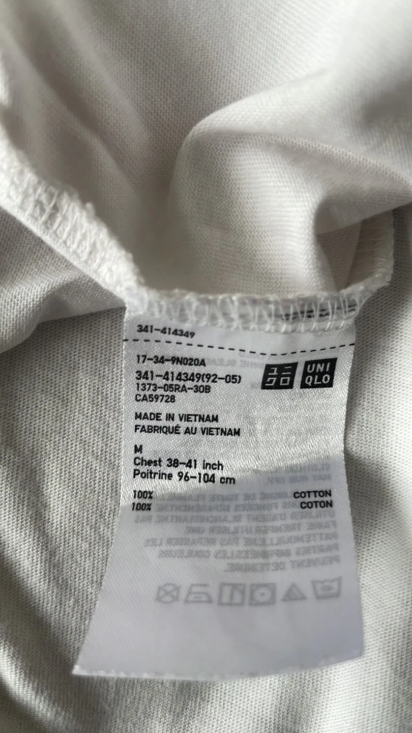 Uniqlo Men’s T-Shirt (Medium) Almost new!! image indicator(3)
