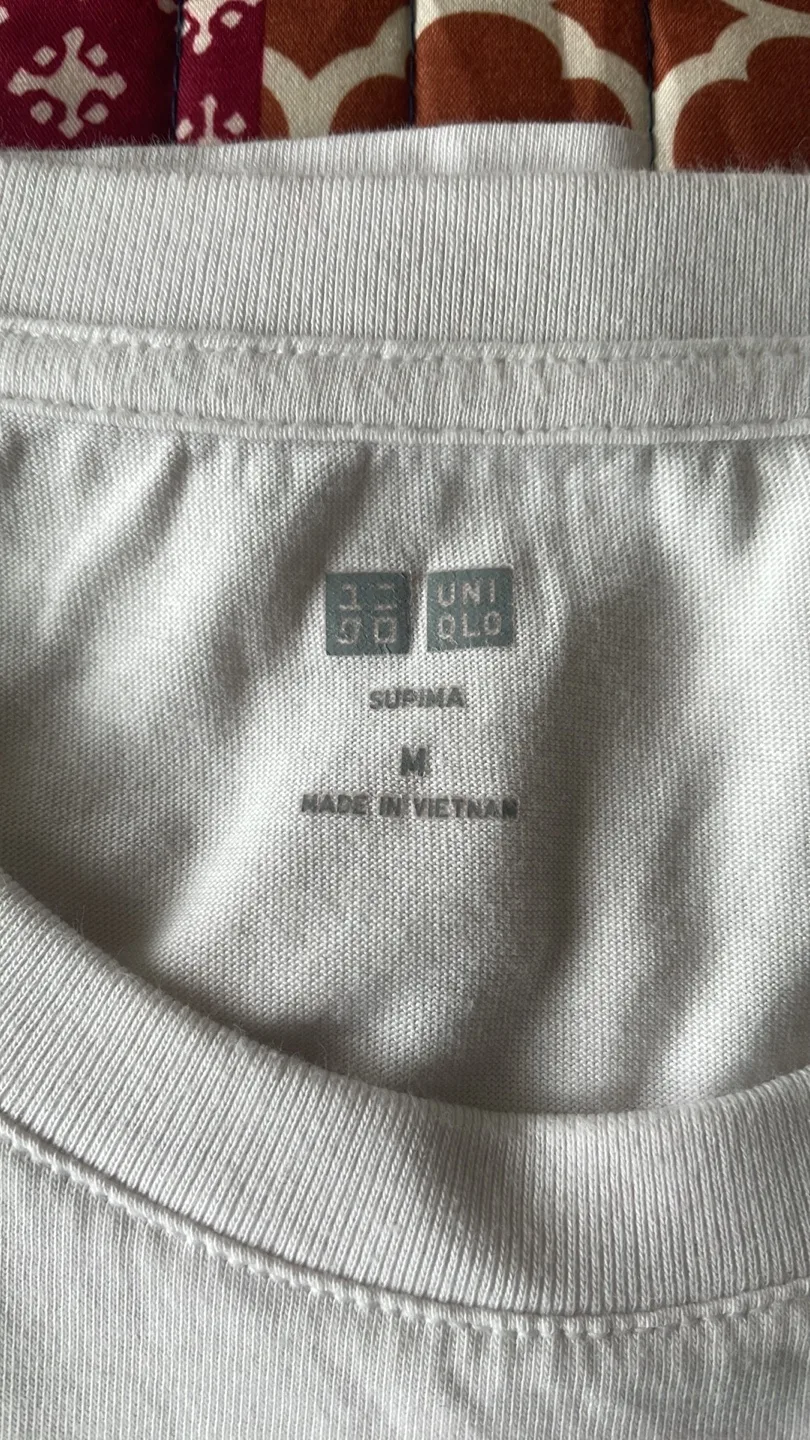 Uniqlo Men’s T-Shirt (Medium) Almost new!! image indicator(2)