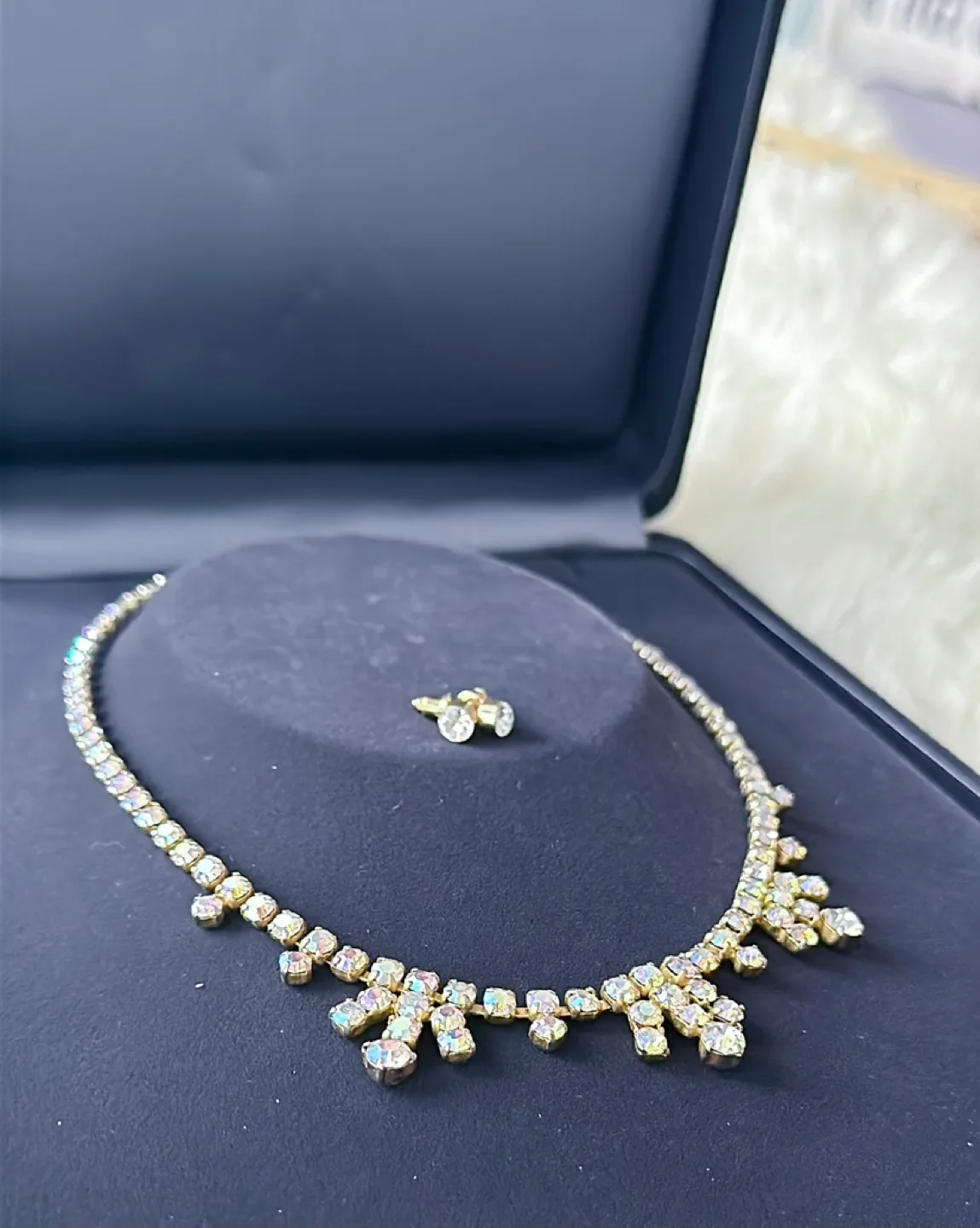 Aurora Borealis choker and Earrings Set image indicator(3)