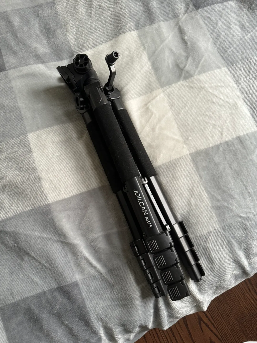 Joilcan Tripod with Acessories thumbnail