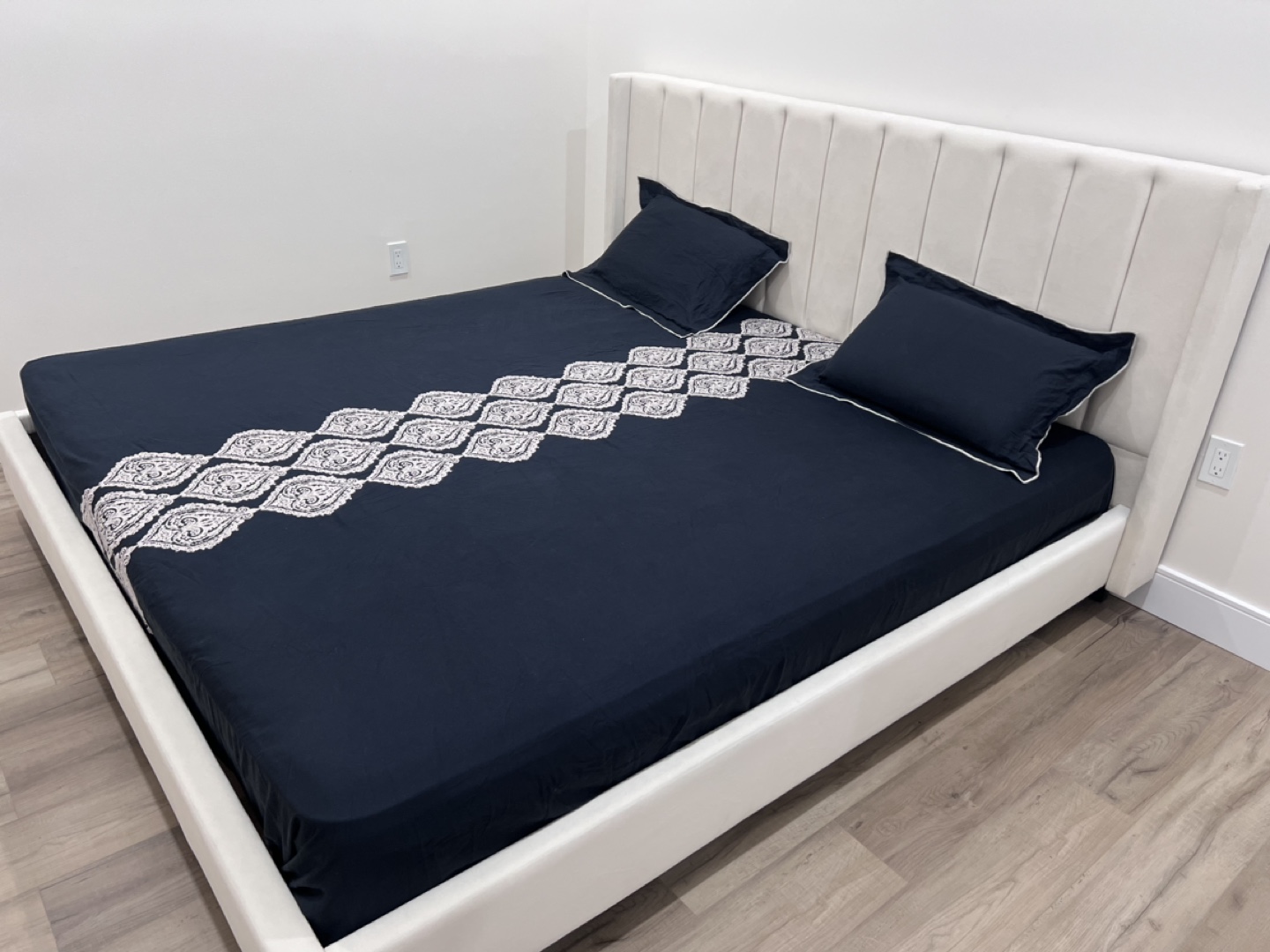 Bed frame and mattress - photo 2
