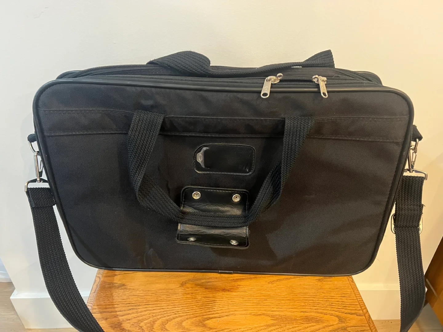 Samsonite carry on laptop shoulder bag, Large size, like new image indicator(2)