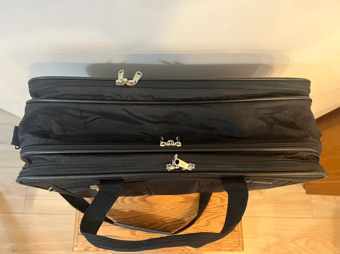 Samsonite carry on laptop shoulder bag, Large size, like new image indicator(3)