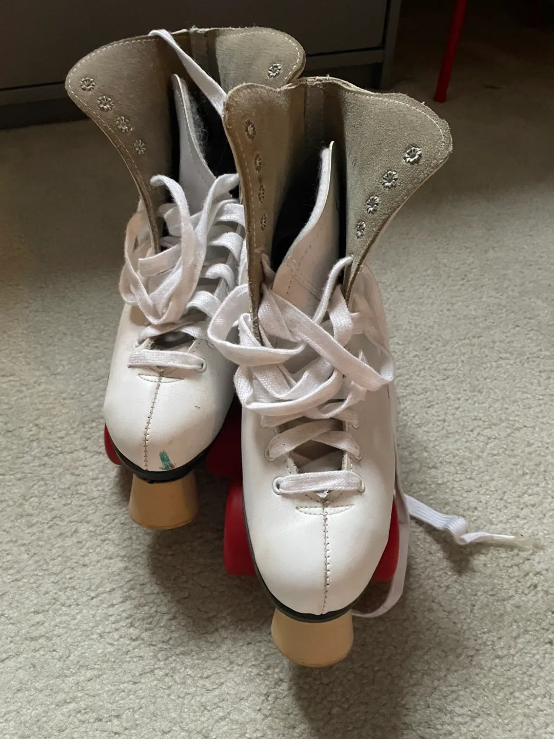 White Roller Skates image indicator(2)