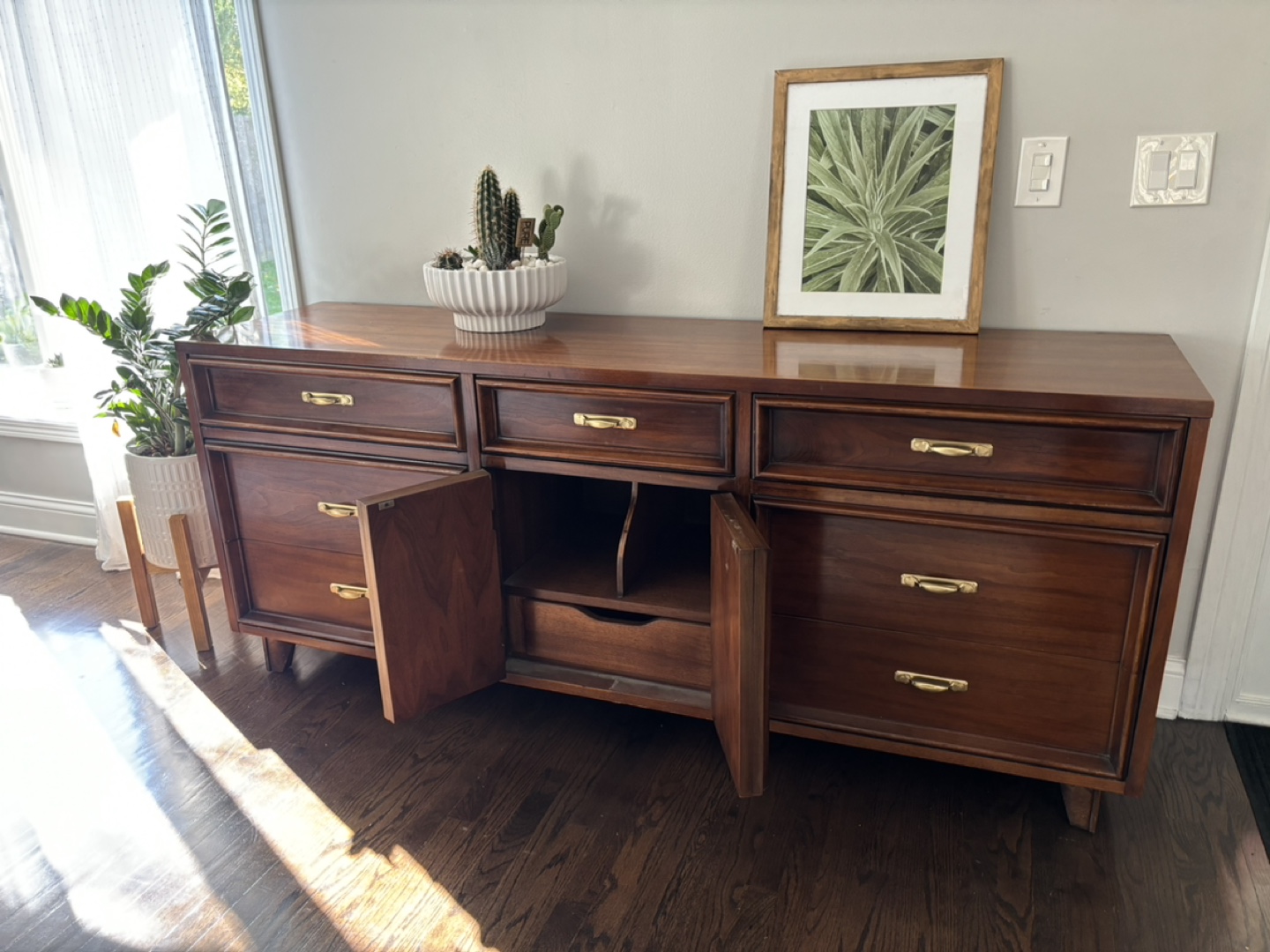 Mid Century Modern Dresser/ credenza - photo 3