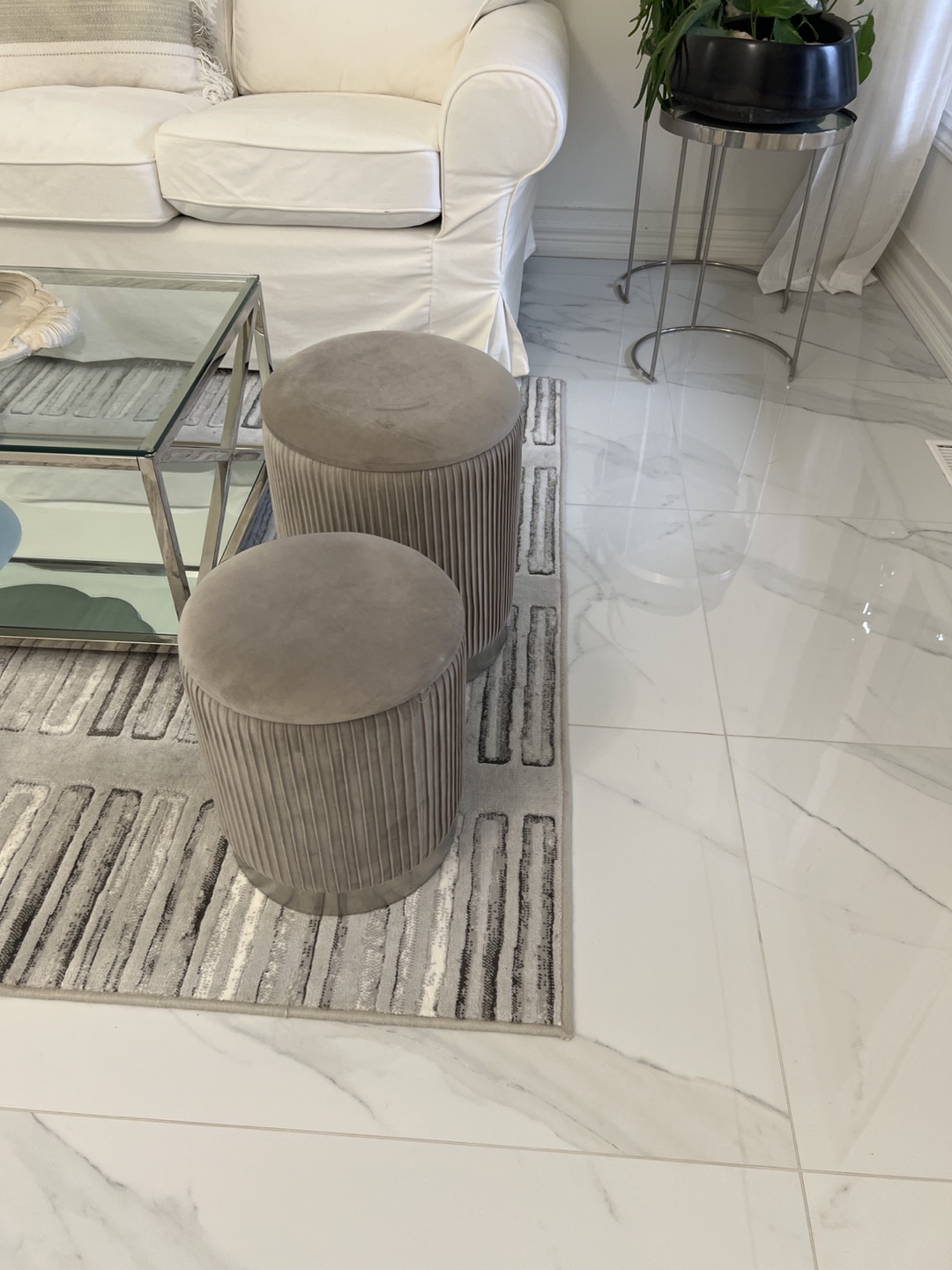 Set of 2 Grey Velvet Ottomans