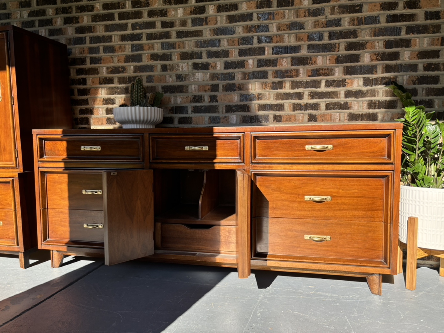 Mid Century Modern Dresser/ credenza - photo 3