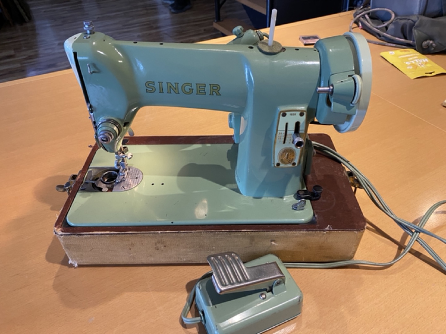 Vintage Singer Sewing Machine 185K (Circa 50’s)