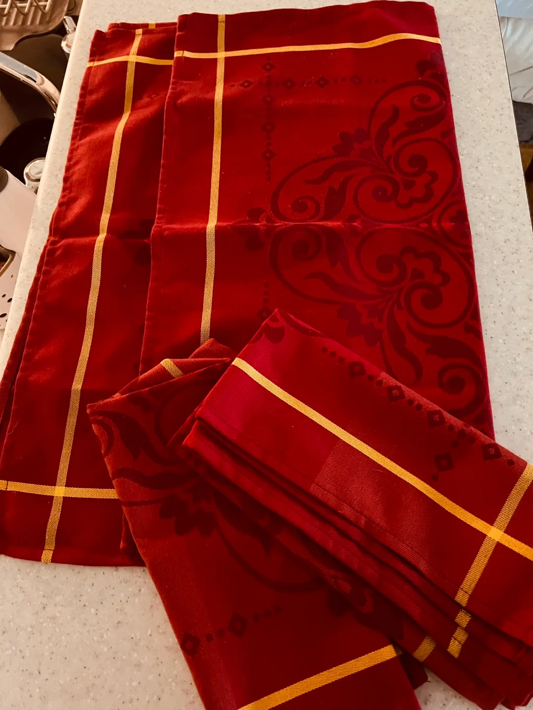 Set of 4 Red Napkins image indicator(2)