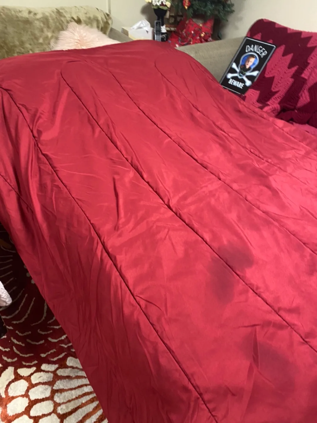 #THIRFTYPICKS—REVERSIBLE RED & BLACK COMFORTER image indicator(2)