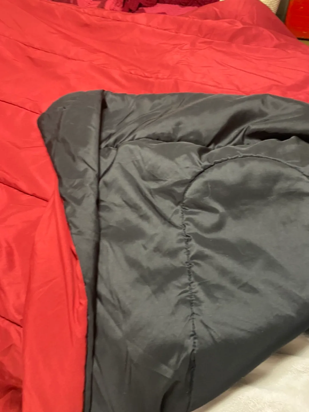 #THIRFTYPICKS—REVERSIBLE RED & BLACK COMFORTER image indicator(3)