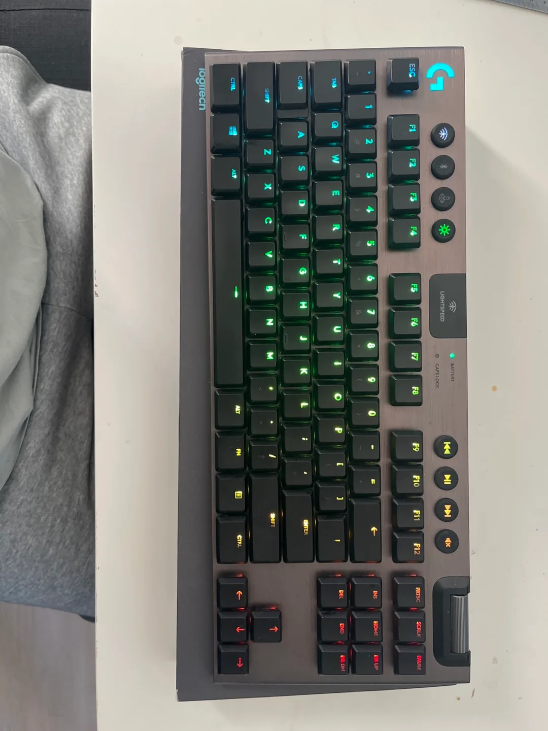 Logitech G915 TKL Tenkeyless Mechanical Gaming Keyboard image indicator(2)