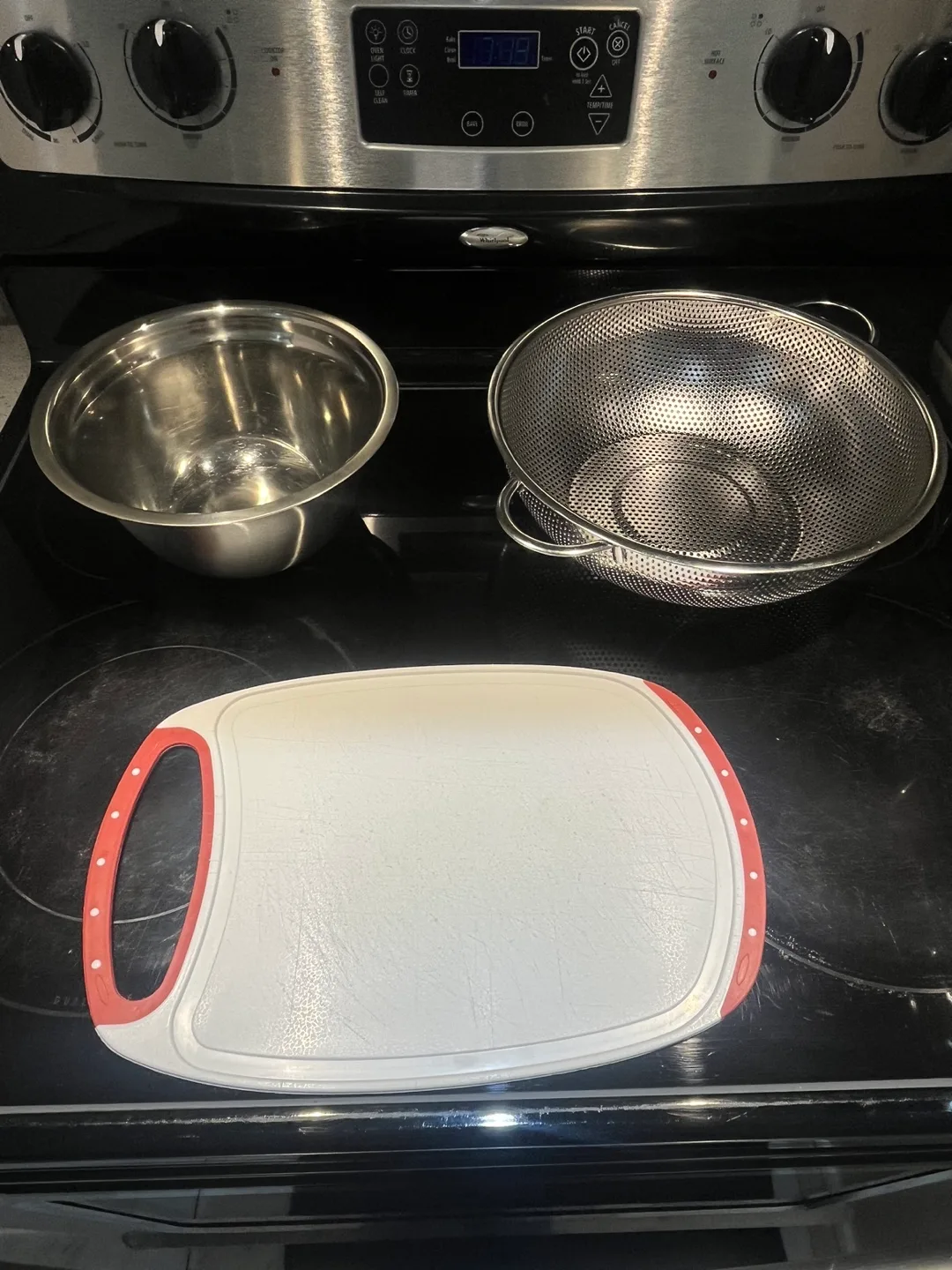 Kitchen Set: Bowl, Colander and Cutting Board thumbnail