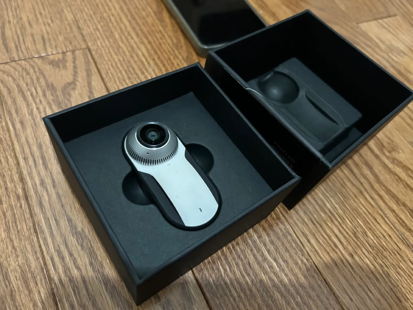 Essential Phone (PH-1) with 360 degree camera image indicator(4)