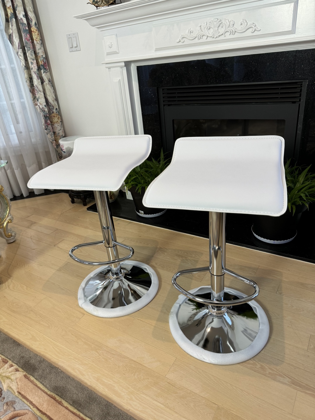 Set of 2 White Bar Stools