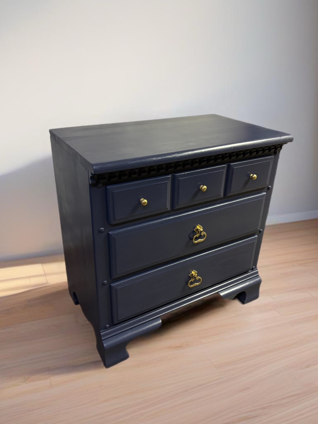 Vintage 3 Drawer Dresser - photo 2