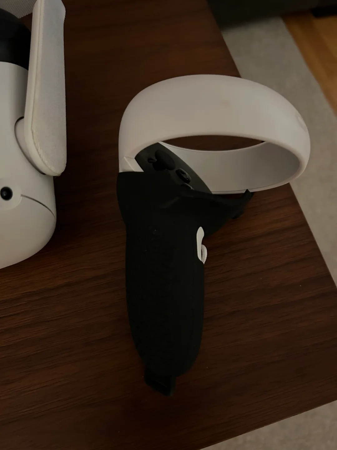 Oculus Quest 2 - 128GB with Extras image indicator(4)