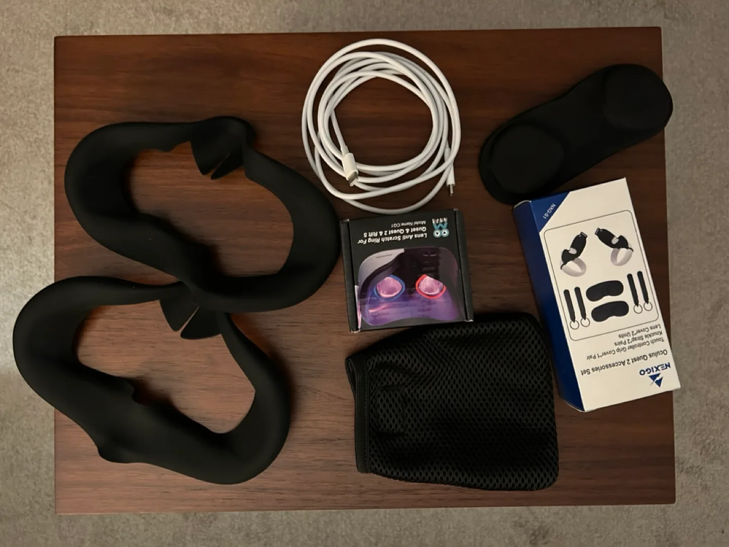 Oculus Quest 2 - 128GB with Extras image indicator(10)