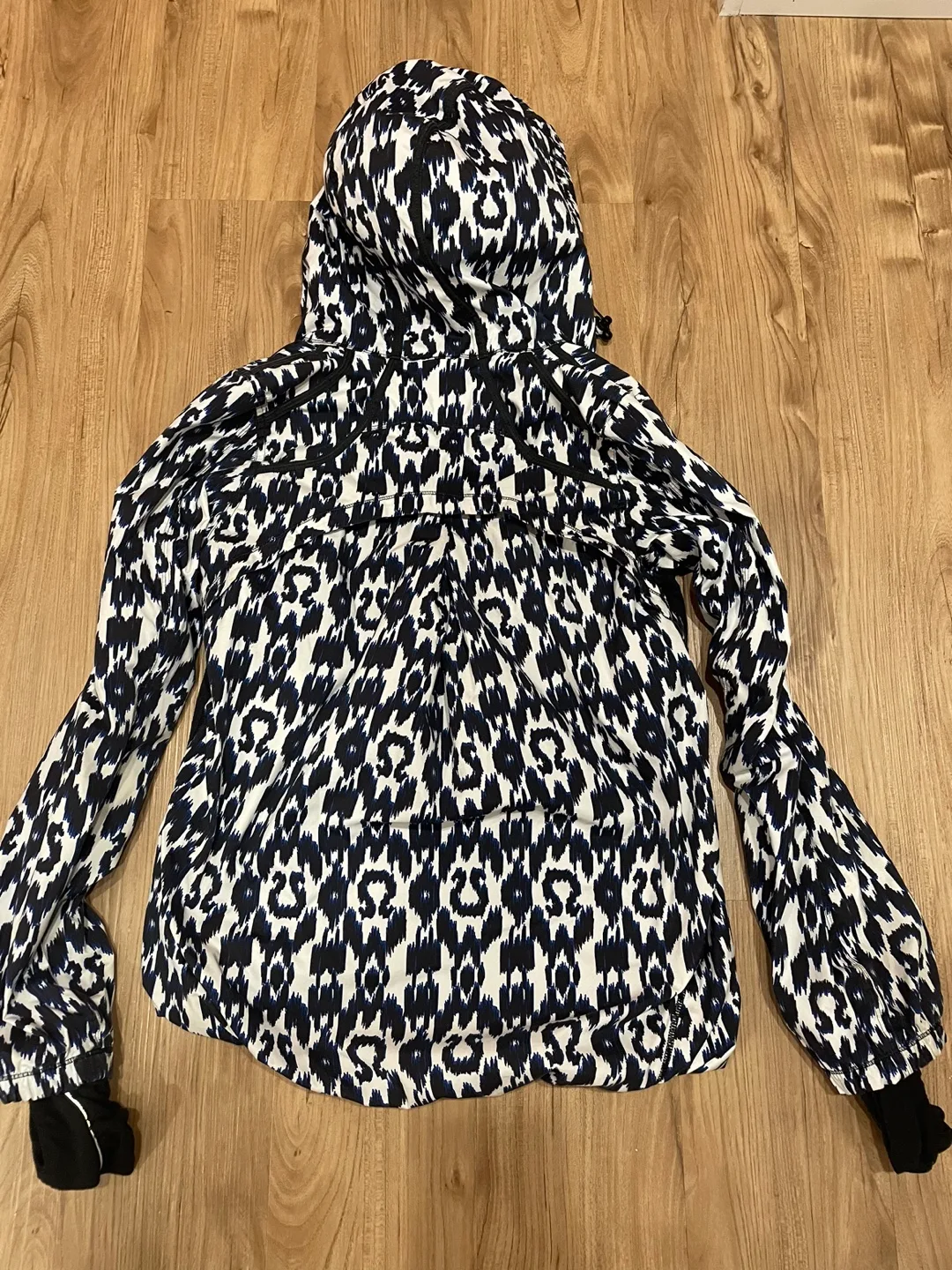 Lululemon Run Jacket image indicator(2)