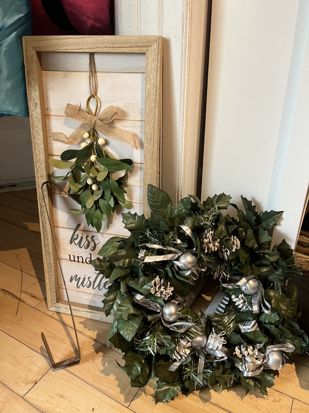 Christmas Wreath with Mistletoe Sign