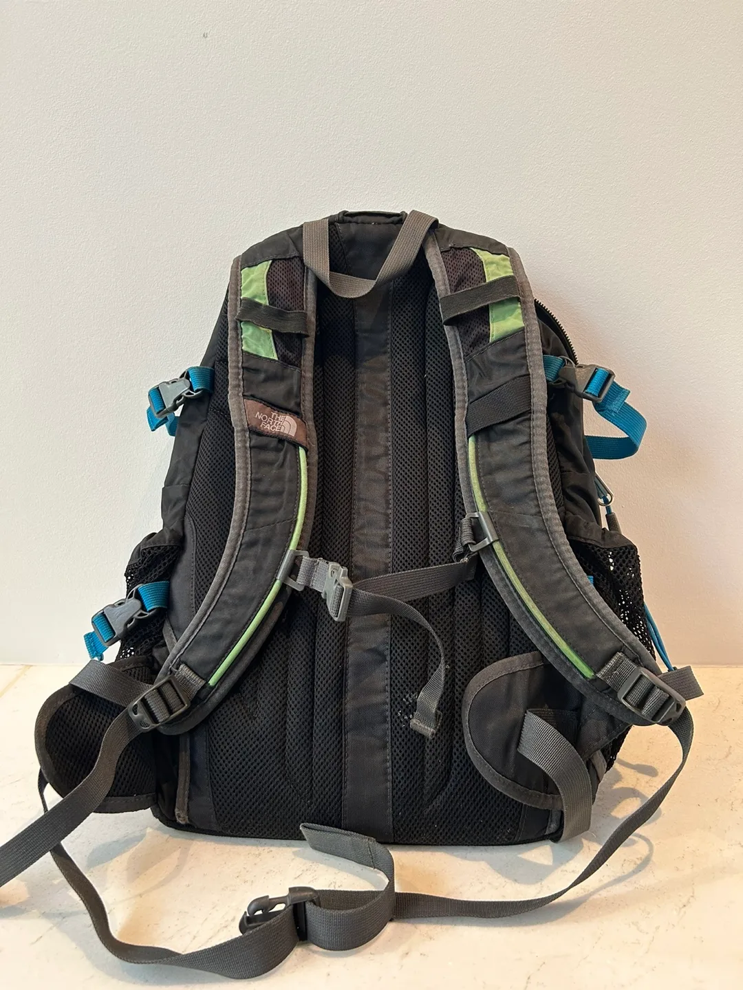 Multi compartment North Face Hot shot  backpack image indicator(4)