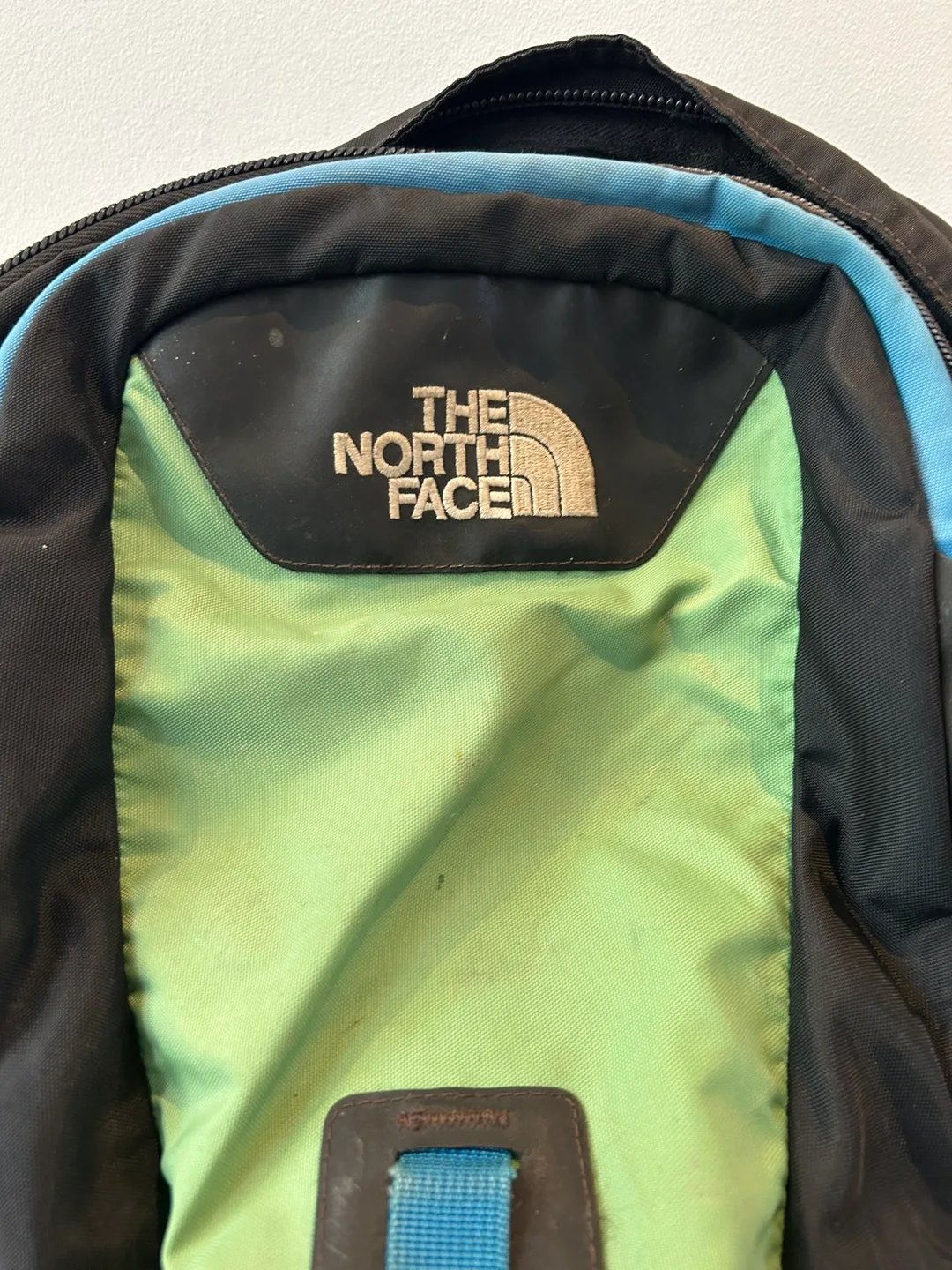 Multi compartment North Face Hot shot  backpack image indicator(5)