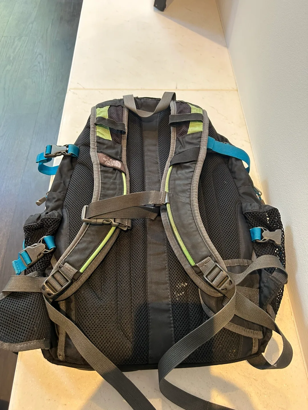 Multi compartment North Face Hot shot  backpack image indicator(3)