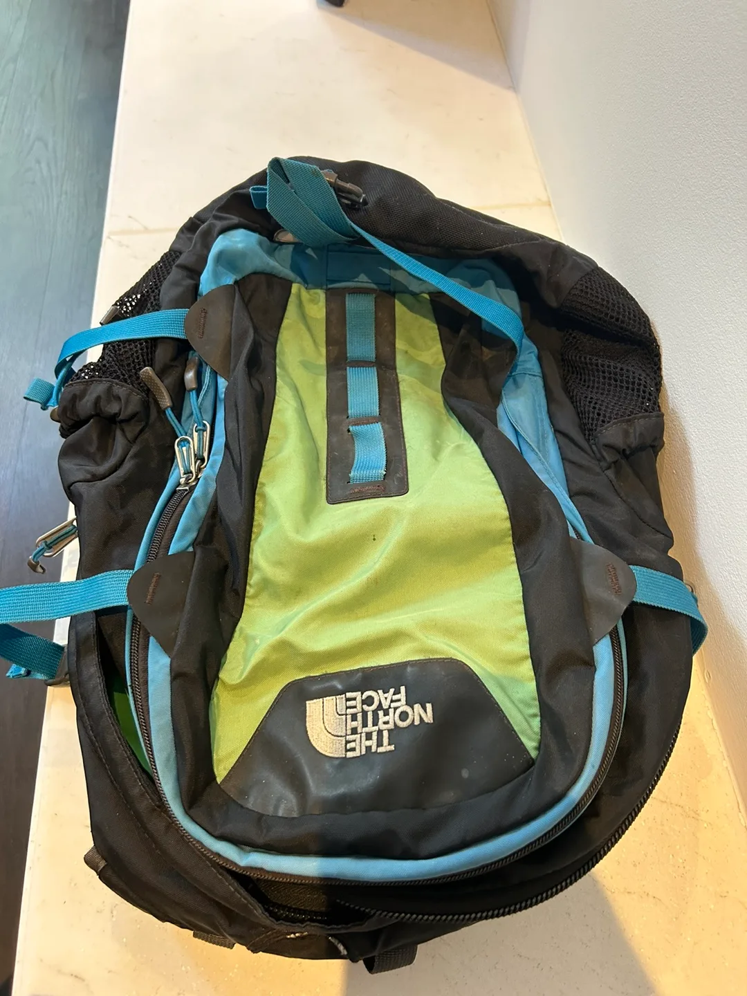 Multi compartment North Face Hot shot  backpack image indicator(2)