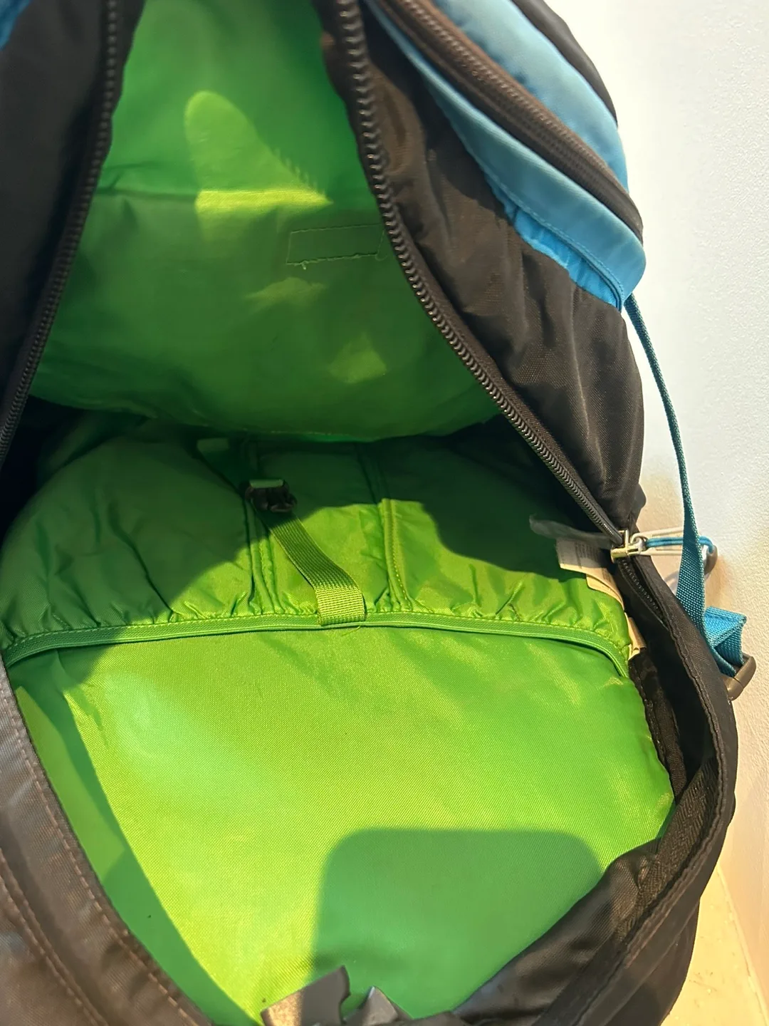 Multi compartment North Face Hot shot  backpack image indicator(6)