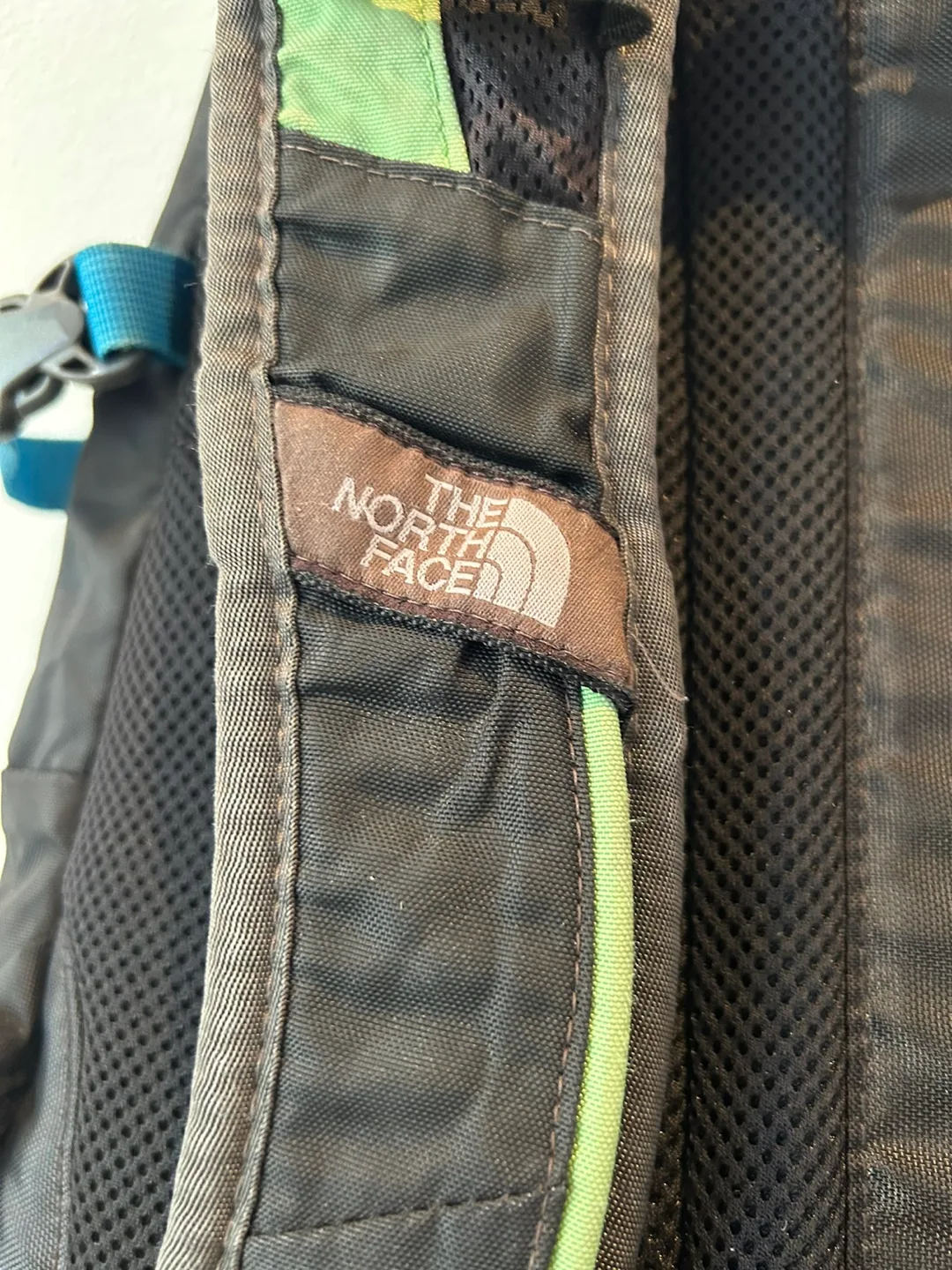 Multi compartment North Face Hot shot  backpack image indicator(7)