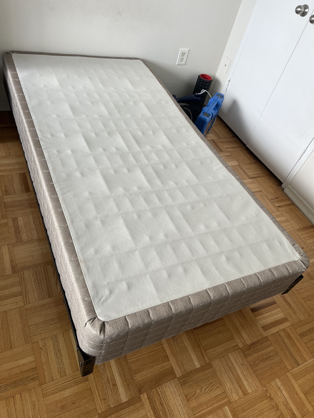 Twin Box Spring & metal frame - photo 2