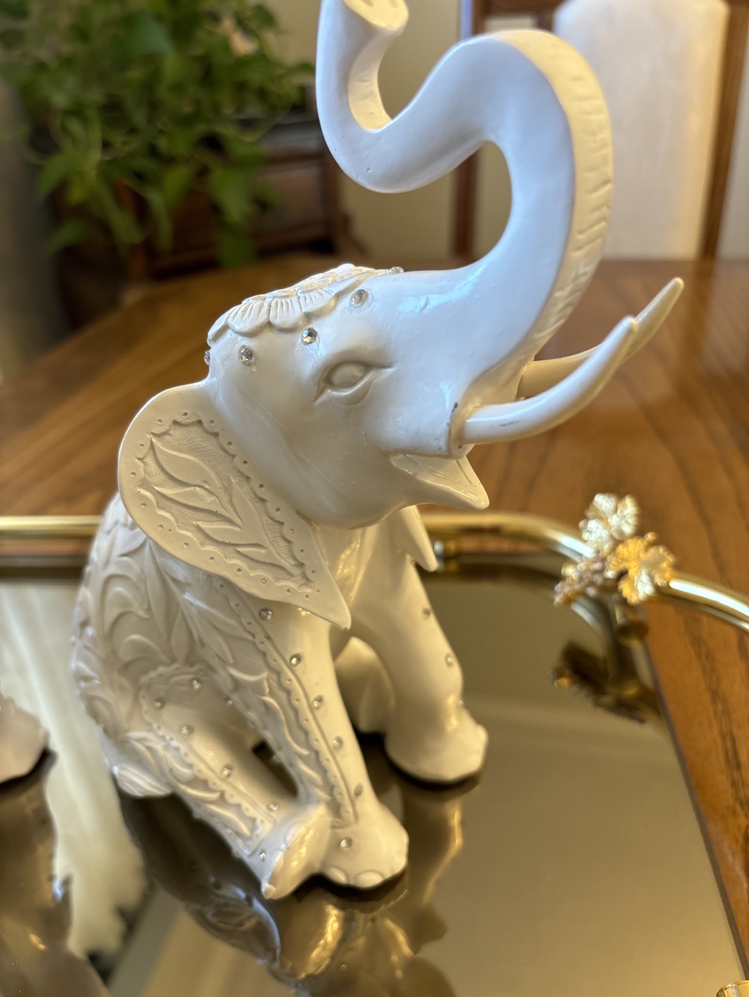 Set of 2 White vintage Elephant Figurines - photo 3