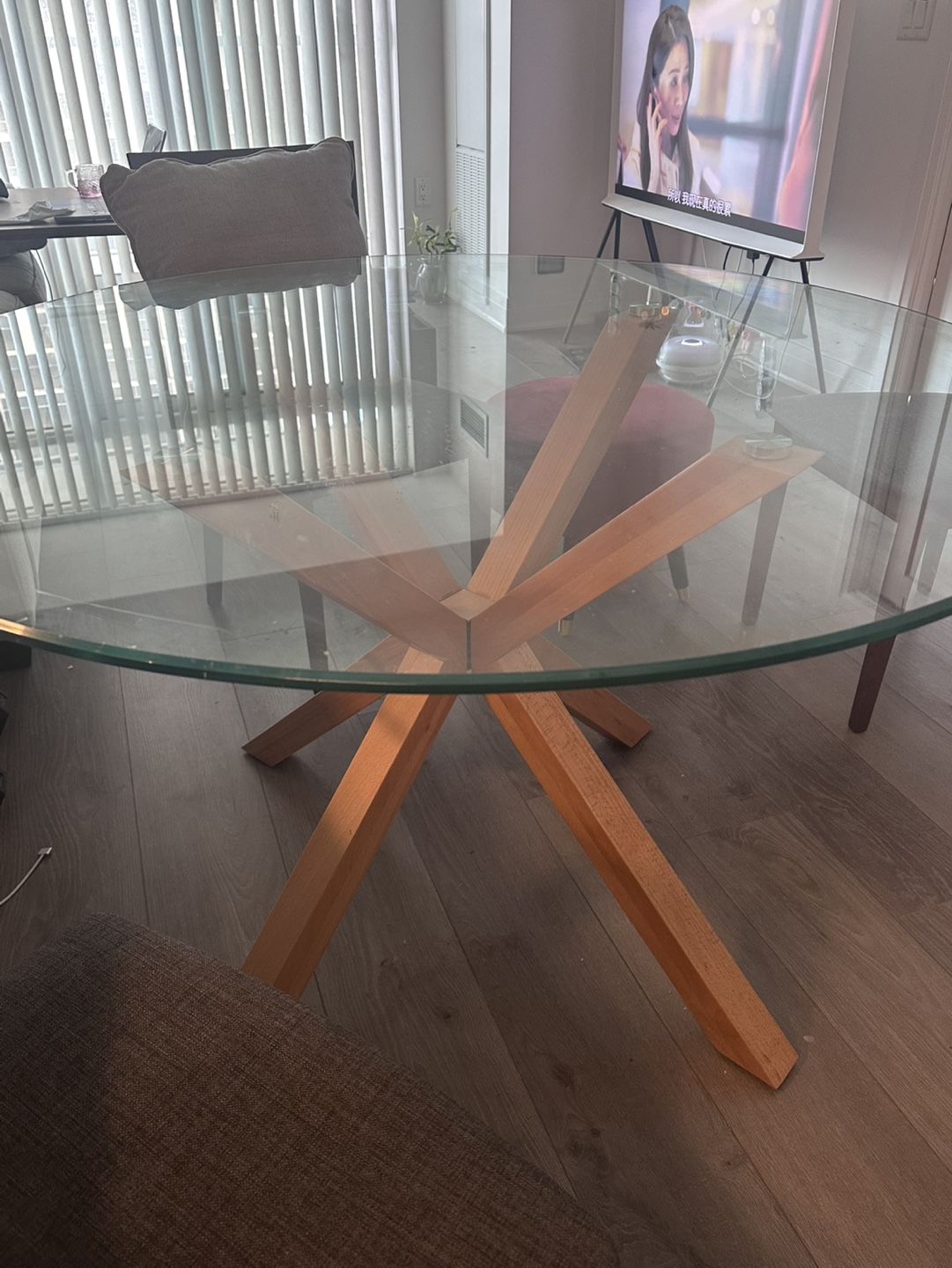 Classy decent Glass Dining Table 140 cm structube